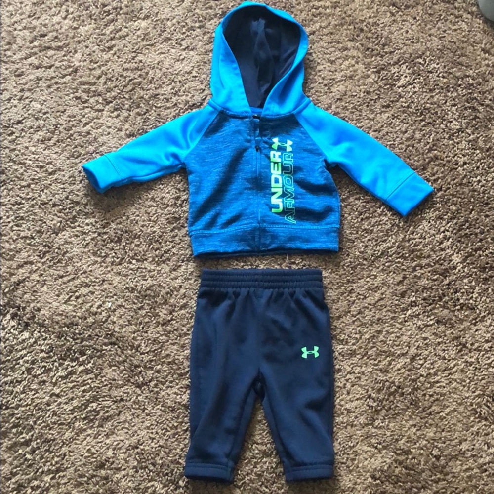 Under armor track suit❄️